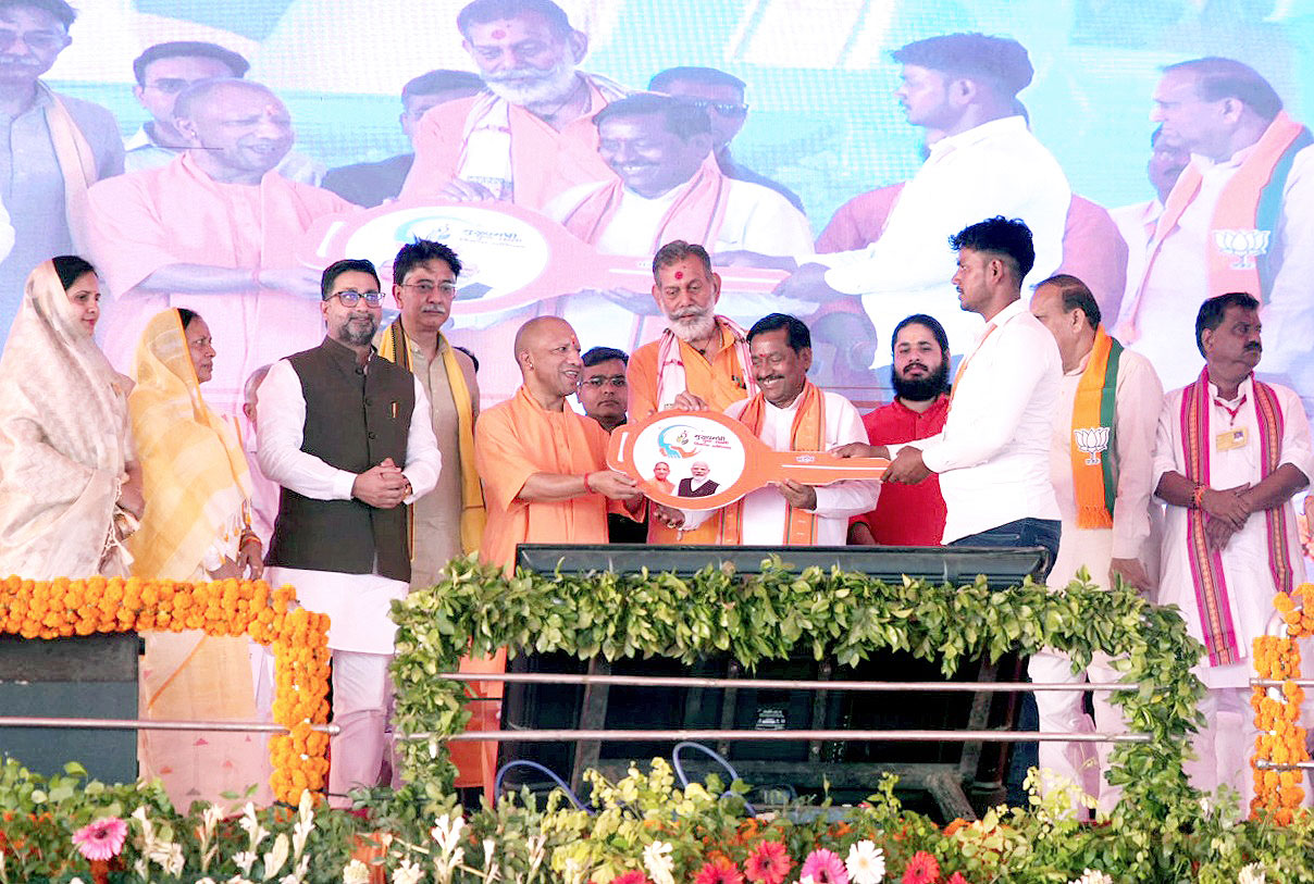 ललितपुर को बड़ी सौगात सीएम योगी ने 1,766 करोड़ की 221 परियोजनाओं का किया लोकार्पण व शिलान्यास।.jpeg